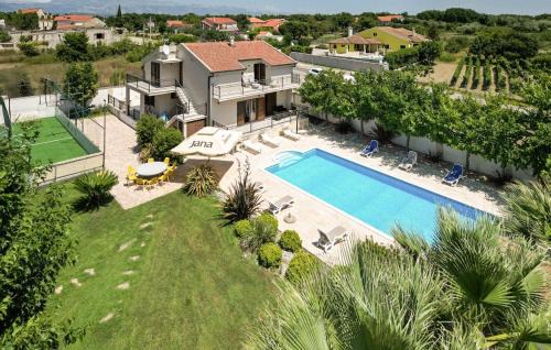 Lovinac House | Villa Tona