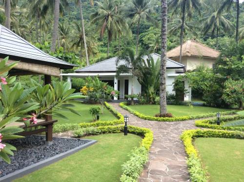 Senggigi Villa | Villa Tujuh