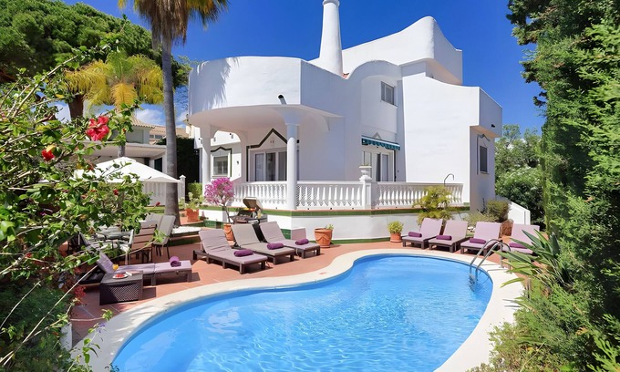 Urbanizacion Hacienda las Chapas Villa | Villa 'Vanessa Las Chapas' with Private Pool, Wi-Fi and Air Conditioning