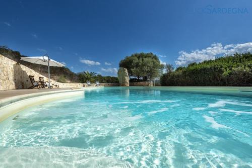 Alghero Villa | Villa Verde with pool, private parking, air conditioning, 5 bedrooms and 4 bathrooms
