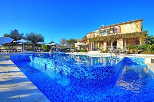 Colonnella Villa | Villa Vittoria by PosarelliVillas