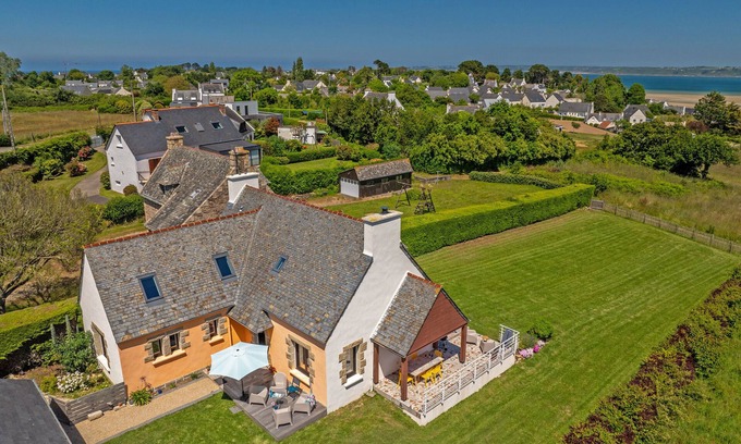 Locquirec Villa | Villa '- Vue Mer - 800m De La Plage' with Sea View, Private Terrace and Wi-Fi