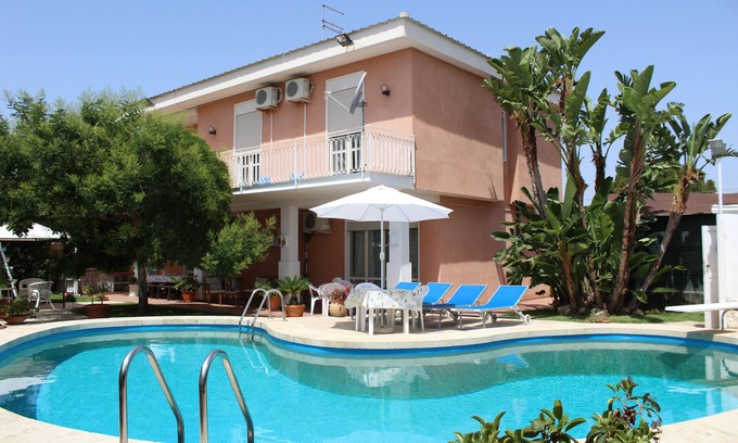 Fontane Bianche Villa | VILLA WITH COMFORTABLE POOL WITH GARDEN SURROUNDING WHITE FOUNTAINS