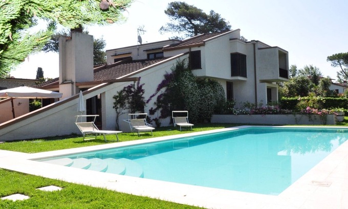 Forte dei Marmi Villa | VILLA WITH HUGE GARDEN AND SWIMMING POOL, 5 MINUTES FAR FROM THE CITY CENTER
