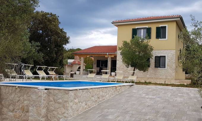 Verunic Villa | Villa with pool by the sea, 5 bedroom