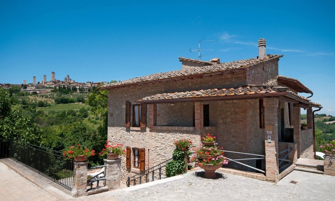 San Gimignano Villa | Villa with pool, 4 rooms en suite, WiFi A/C, walking distance from San Gimignano