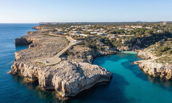 Binidali Ski Chalet | Villa with pool and sea views, Binidalí, Menorca