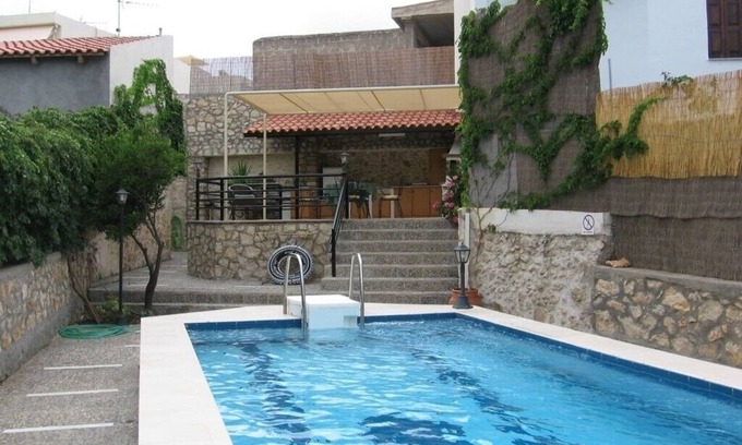 Prines Villa | Villa with private pool garden and BBQ at quiet Cretan village just outside city