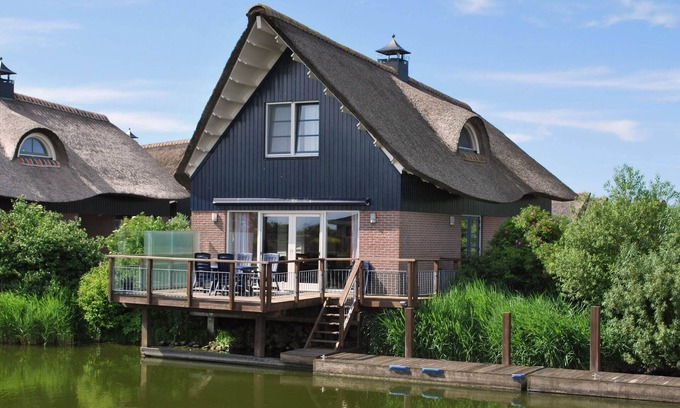 Makkum Villa | Villa with terrace on the water in Friesland