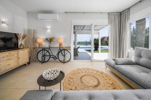 Sissi Villa | Villa Yiayia Relaxing by the sea and Heated pool