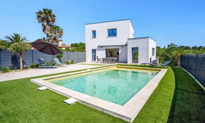 Tourbes Villa | Villa Zephyr by Villa Plus