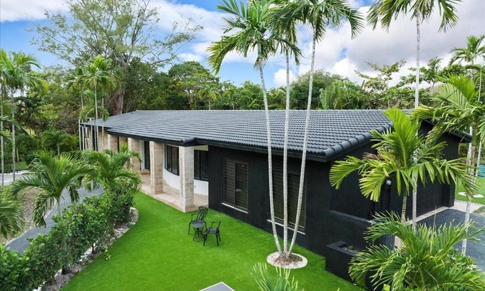 North Miami Villa | VillaKobo-Channel Castle Tennis court Salted pool