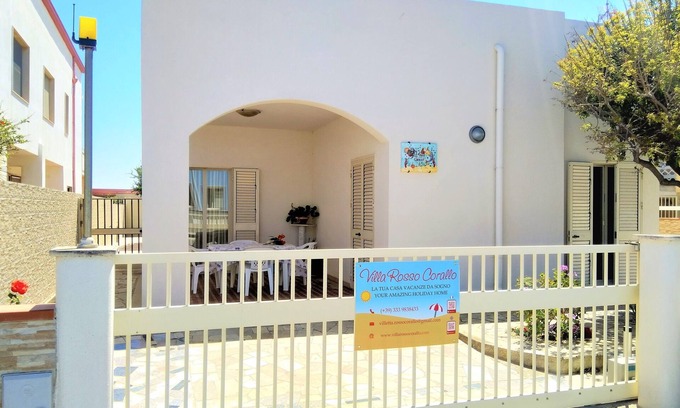 Punta Secca Villa | Villetta Rosso Corallo, beach house with garden of 200 square meters