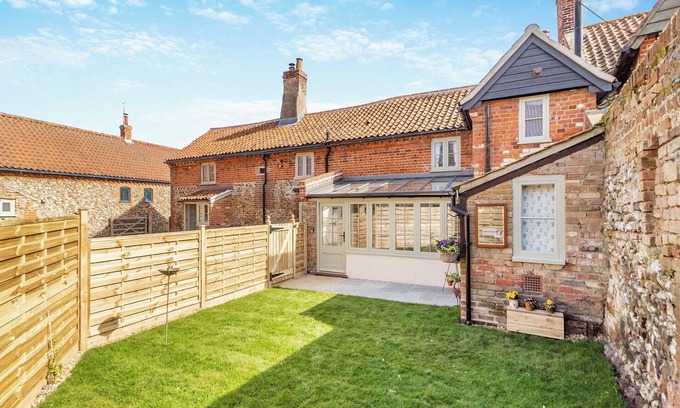 Great Snoring Cottage | Vine Cottage - UKC4237