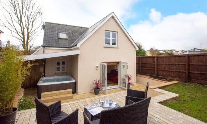 Saundersfoot House | Vineyard Vale House - Three Bedroom House, Sleeps 6