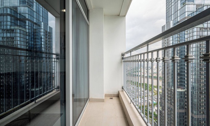 Hang Xanh Apartment | Vinhomes Central Park by Urban Home