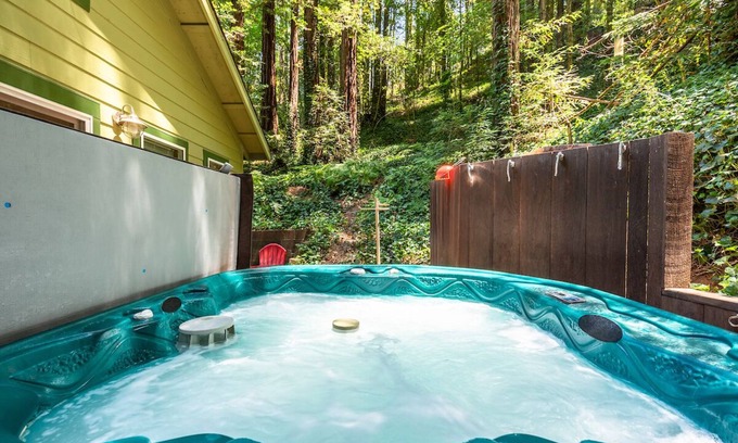 Rio Nido House | Vino Velo:Enchanting Cabin in Redwoods! Cozy & Inspired! HtTb/Pup/WiFi