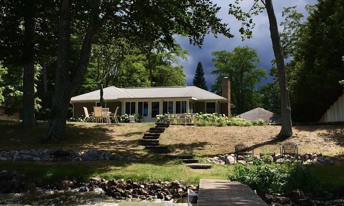 Empire Cottage | Vintage Cottage On Little Glen Lake Sleeps 6