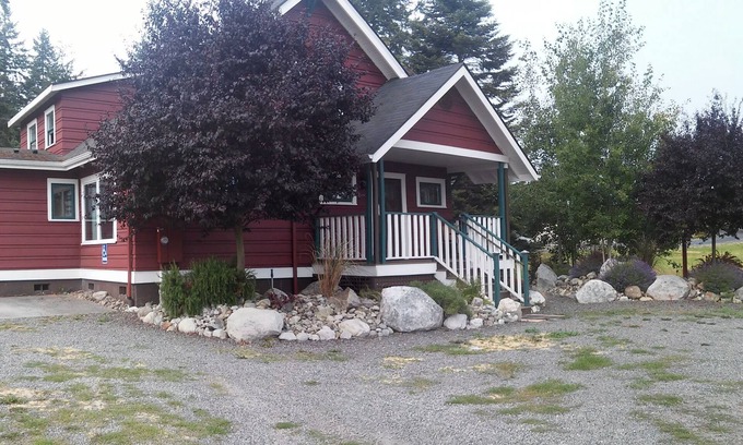 Friday Harbor House | Vintage Island Home 2 Blocks From Town. 4 Bdrs, 2 Kitchens, 3 Bath. Can Sleep 14