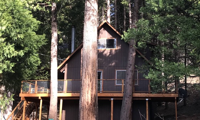 Strawberry Cabin | Vintage Pinecrest cabin with HUGE deck- 5 minutes to Pinecrest Lake