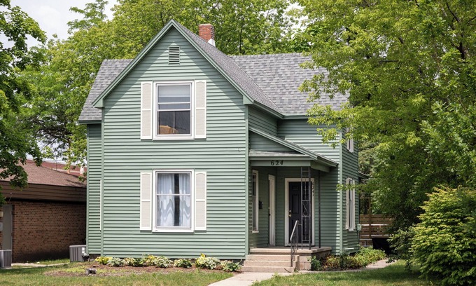 Traverse City House | Vintage Vibes Duplex | Downtown | Beach | AC | Restaurants |