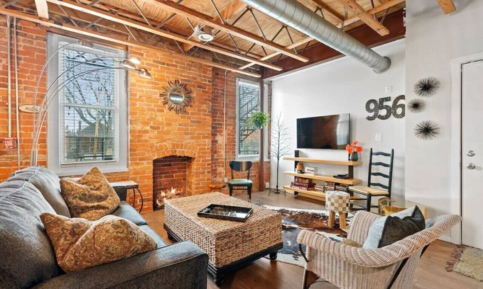 Short North Apartment | Vintage Vibes: Open & Relaxed in Short North