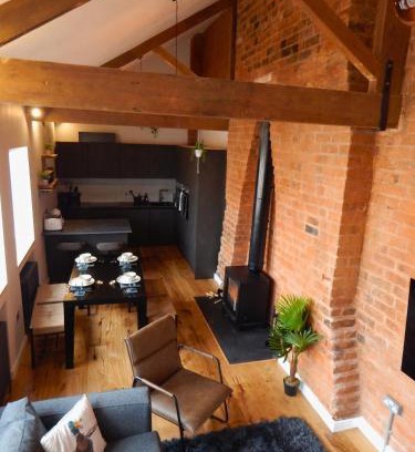 Birmingham City Centre House | VIP 3BR Grade2 Luxurious Industrial House with WOOD FIRE, Electric blinds and big Cast iron Windows in the heart of the JQ