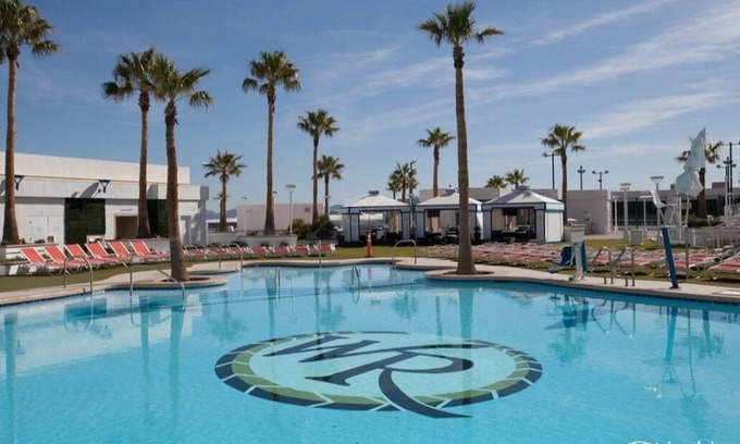 Winchester Resort | VIVA LAS VEGAS Four Night Getaway Stay 5 minutes to Fremont with complimentary