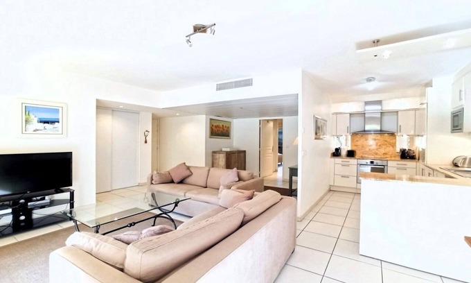 Cannes City Centre Apartment | Viva Riviera 2 Bedrooms with 2 terraces and swimming pool
