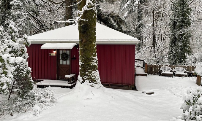 Curtis Cabin | ‘Volcano Country’ Creek side Cottage in Doty