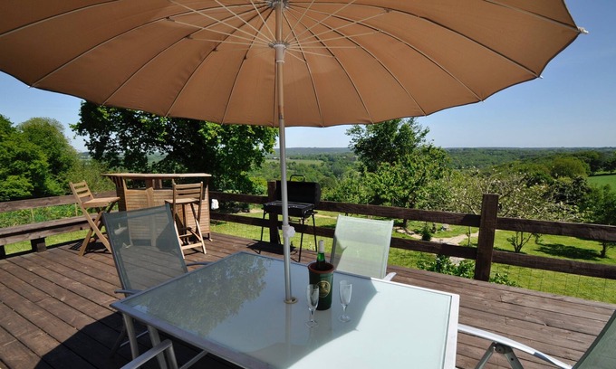 Senven-Lehart Apartment | Vue de la Vallée Apartment in the heart of the Côtes D'Armor countryside.