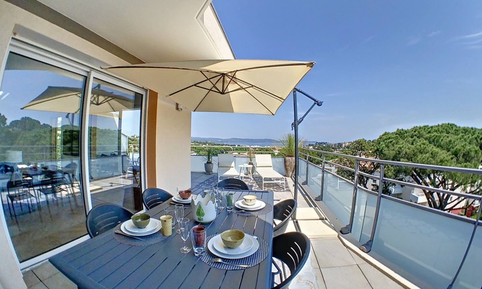 Cavalaire-sur-Mer Apartment | Vue Panoramique Pour Appartement Dernier Étage, Proche des Plages/Centre Ville