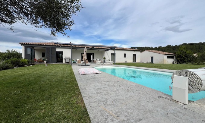 Bellegarde Villa | Vue sur Château, Piscine Chauffée, 30minutes Plage de Camargue, 10 Couchages
