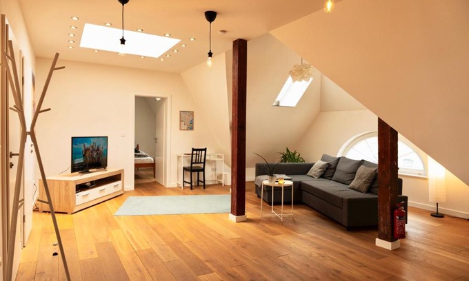 Goethestraße Apartment | Wölkchen - Wohnung mit Balkon, Holzdielen & TV