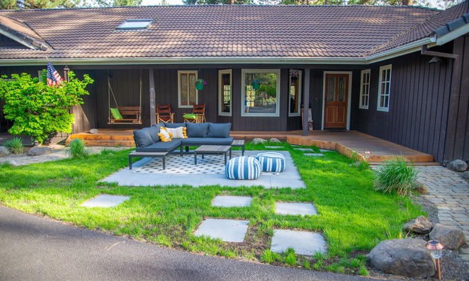 Sisters House | Wagon Wheel home - Private, Peaceful, Perfect