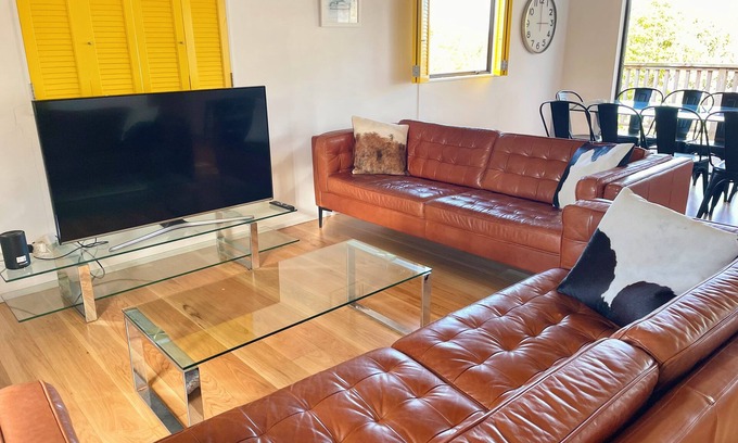 Oneroa House | Waiheke Island Oneroa Great location close to wedding venues & village Sleeps 10
