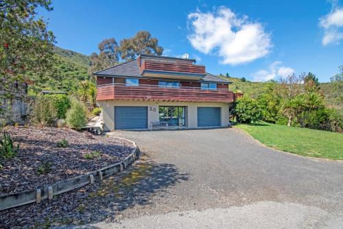 Waikawa Bay House | Waimarama Hideaway - Waikawa Holiday Home