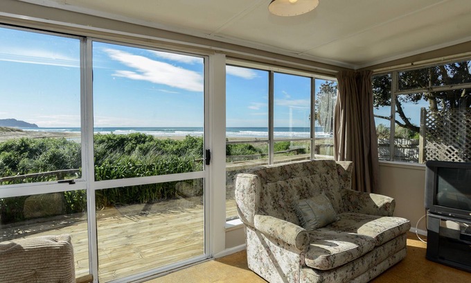 Ocean Beach Cottage | Waipuka - Ocean Beach Holiday Home
