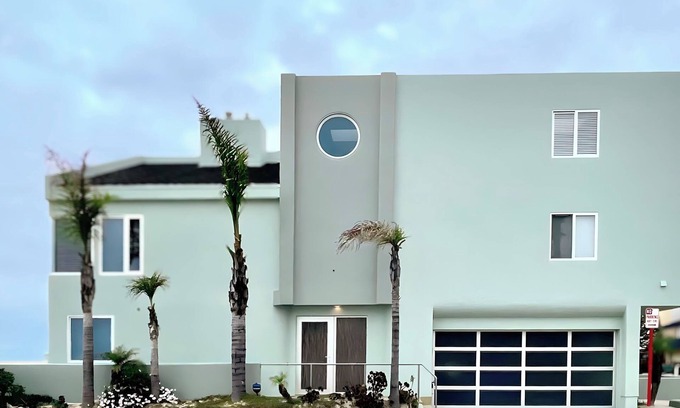 Hollywood Beach House | Wake up to Crashing Waves and Salt in the Air! Grand Mason on the Sand + Dog!