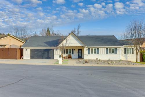 Murphys House | Walk Downtown Remodeled Home in Murphys with Yard!