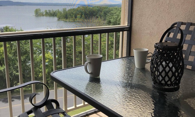 Indian Point Condo | WALK-IN 2 Bedroom Sleeps 7! Lake View & Marina! 2 mi from Silver Dollar City