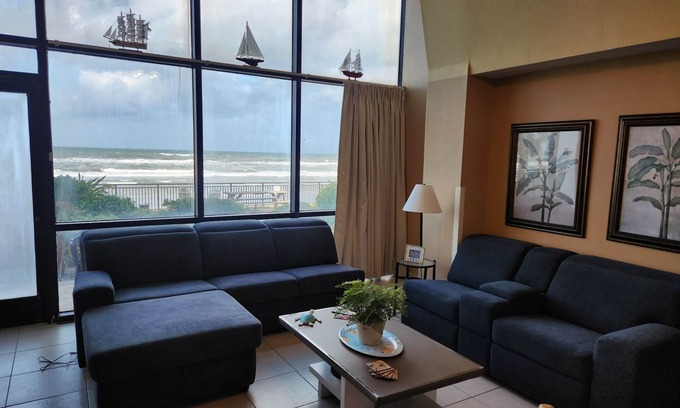 Daytona Beach Condo | Walk right out to the beach, pool and tiki bar from this 1 bedroom deluxe condo