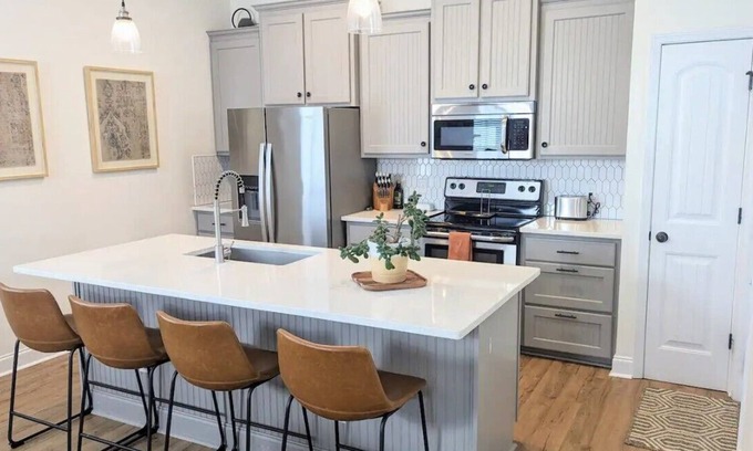 Thomas Square House | Walk to bars & restaurants! Minutes to downtown - 20 minutes to the beach