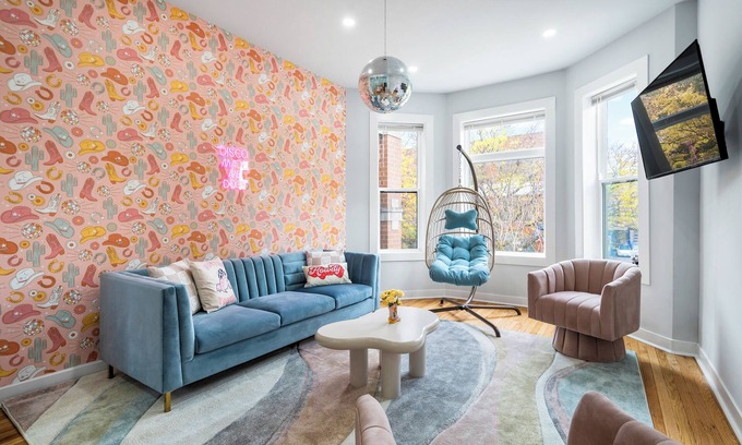 North Center House | Walk to Bars/Restaurants/Cubs Games! Sleeps 16 in a HUGE house!