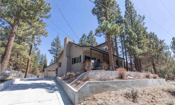 Big Bear City Cabin | WALK TO BB SNOWPLAY & TROLLEY Close to Lake-New Hot Tub Dogs O.K. Fenced Yard