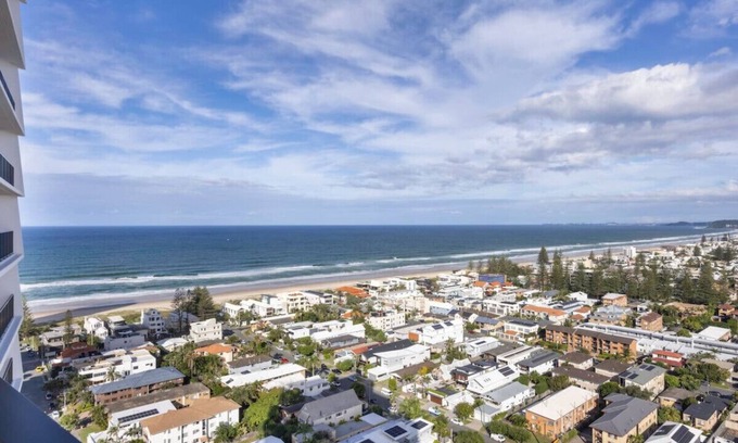 Mermaid Beach Apartment | Walk to beach/2BR Apt/Pool & Gym/Free Carpark