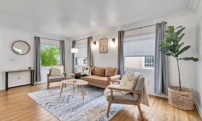 Belmont Shore Apartment | Walk to Beach, Boutiques & Bars — Family Friendly