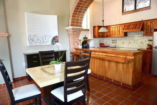 Colonia 5 de Diciembre Apartment | Walk To Beach & Malecon -Apartment with Sunny Roof Terrace