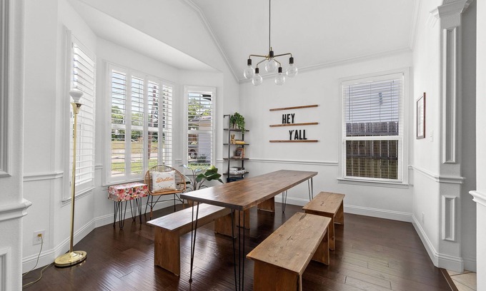 Oak Cliff House | Walk to Bishop Arts | Big Back Yard | Dog Friendly