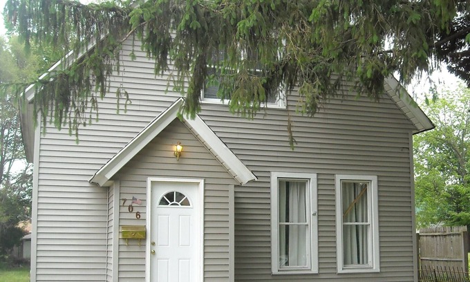 Northeast South Bend House | Walk to campus and stadium! Stay right on beautiful Notre Dame Ave!